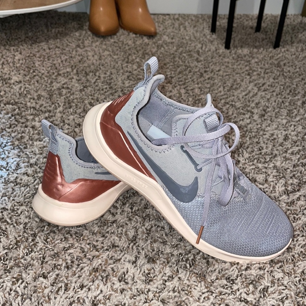 Nike women’s tennis shoes